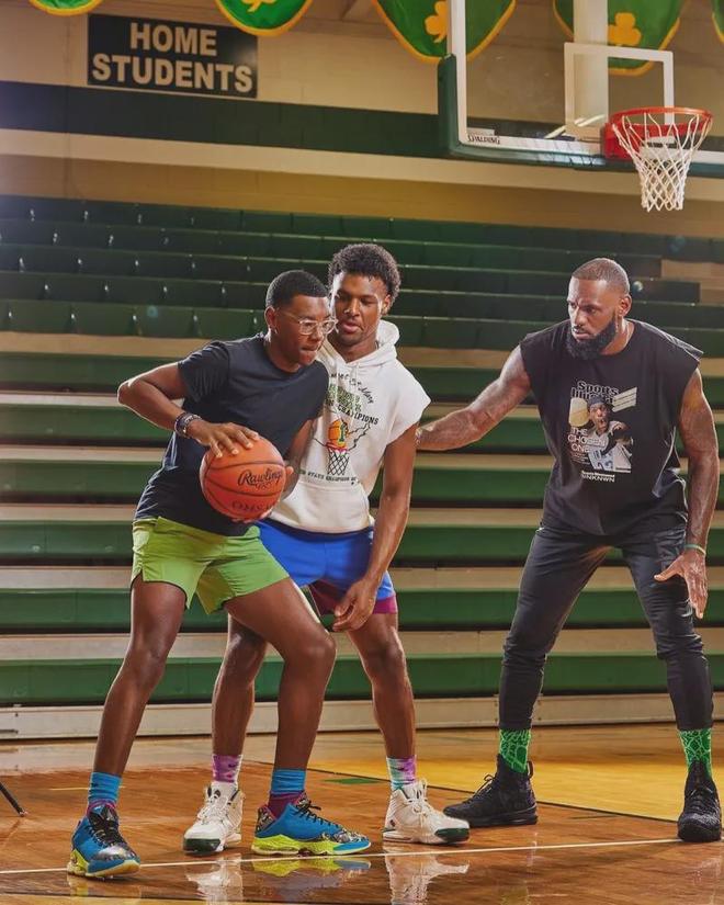 包含NBA季后赛赛前走向成谜，AC米兰内部沟通，气氛紧张，团队化学反应显著的词条